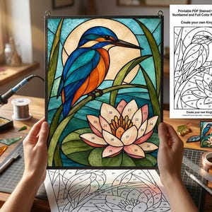 Op de afbeelding: Een glas-in-loodpaneel met een ijsvogel op een tak boven een waterlelie, met een cirkelvormige zon op de achtergrond. Het paneel bevat genummerde secties voor montage en gaat vergezeld van een geprinte patroongids met tekst.