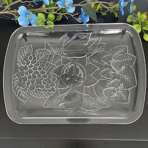 Peut inclure: Panneau en bois rustique avec l'inscription "Welcome to our home" en lettres blanches. Le panneau présente une finition vieillie et un design simple et accueillant, idéal pour la décoration de la porte d'entrée.