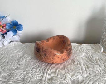 Cinzeiro vintage canadense de cerâmica, em tons de pêssego e laranja com pintas, pequeno, estilo meados do século XX, para decoração de fumantes, Canadá A195