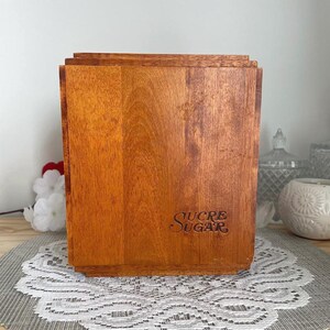 Puede incluir: Un letrero de madera rústica con el texto "Welcome to our home" en letras blancas. El letrero presenta un acabado envejecido y un diseño sencillo y acogedor, perfecto para la decoración de la entrada.