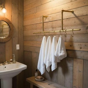 Toallero de latón sin lacar, de pared, estilo industrial, con ganchos en forma de S para barra de cocina.