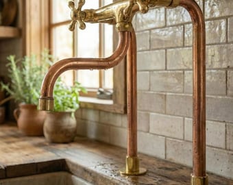 Grifo de puente de latón, mezclador de cobre sin lacar para cocinas modernas de estilo rústico.