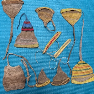 Puede incluir: Una taza de cerámica blanca con un asa negra y el texto "But First, Coffee" en negrita negra. La taza se encuentra sobre un fondo neutro, resaltando su diseño sencillo.