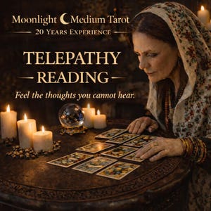 Może przedstawiać: Obraz promujący usługę czytania z kart tarota. Tekst brzmi "Moonlight Medium Tarot" i "Czytanie telepatyczne". Kobieta siedzi przy stole z kartami tarota, świecami i kryształową kulą. Obraz ma ciepłą, zachęcającą paletę kolorów.