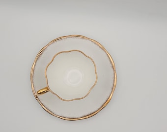 Este juego de tazas y platillos Royal Albert Val D’Or consta de ocho piezas.