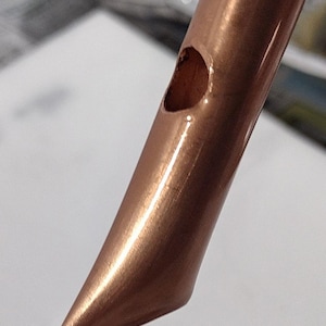 Könnte beinhalten: Ein Set aus drei Keramikbechern mit gesprenkelter, matter Oberfläche. Die Becher sind in den Farbtönen Creme, Hellgrau und Dunkelgrau gehalten. Jeder Becher hat ein schlichtes, minimalistisches Design und einen abgerundeten Griff.