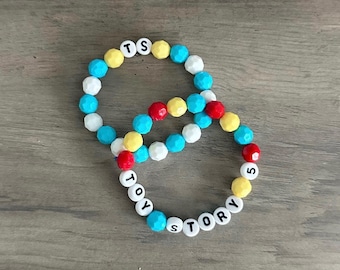 Pulsera apilable inspirada en Toy Story x Taylor Swift y Disney.