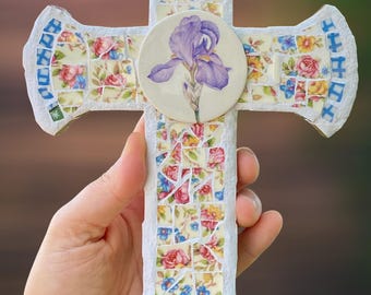 Handgefertigtes Mosaikkreuz – Mitte aus lila Iris-Porzellan, florales Porzellan-Einzugsgeschenk
