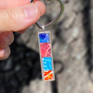 Llavero colgante de cerámica rota multicolor estilo boho: accesorio único