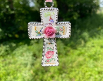 Adorno de cruz de mosaico de porcelana rota / Rosa de porcelana / Cruz floral / Adorno navideño de porcelana vintage