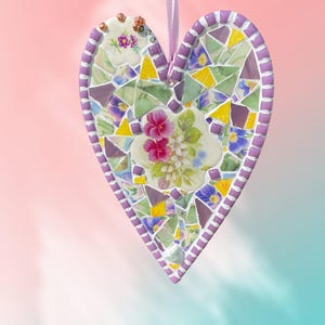 Trasigt mosaikhjärta i porslin - väggbonad med vintageblommor i penséer - unik present i stuga