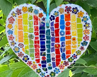 Corazón de mosaico bohemio de cerámica rota multicolor arcoíris hecho a mano - Decoración única para el hogar