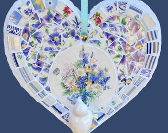 Corazón de mosaico bohemio floral morado hecho a mano en porcelana rota - Decoración única para el hogar estilo casa de campo