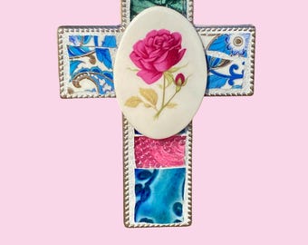 Różowa ozdoba w kształcie krzyża z różą – ręcznie robiony prezent chrześcijański