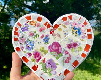 Corazón de mosaico de porcelana rota / Arte mural floral de jardín inglés / Decoración estilo cottagecore
