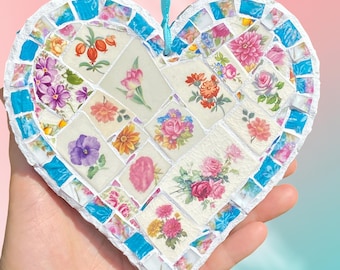 Mosaico artesanal em porcelana quebrada com vários motivos florais, em estilo boho cottage, em formato de coração - Decoração de casa exclusiva.