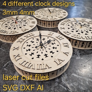 Puede incluir: Cuatro relojes de madera cortados con láser con números romanos y diseños decorativos. Los relojes tienen manecillas negras y están etiquetados con "4 different clock designs", "3mm 4mm", "laser cut files" y "SVG DXF AI".