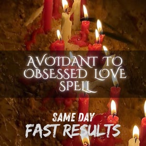 Op de afbeelding: Een verzameling rode en witte kaarsen met brandende vlammen die een warme gloed werpen. De afbeelding bevat de witte tekst AVOIDANT TO OBSESSED LOVE SPELL en SAME DAY FAST RESULTS over de scène met meerdere brandende waskaarsen.
