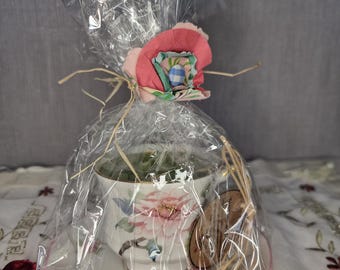 Conjunto de presente vintage Springfield em xícara de chá de porcelana fina com vela de soja e estampa floral rosa. Decoração estilo cottagecore inglês.