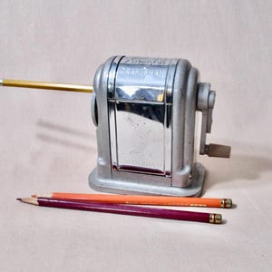 Manual Hand Crank Pencil Sharpener With Thickness Adjustment - Cartoon Style Desk Sharpener