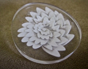 Reverse Carved Brooch Chrysanthemum White Flower Lucite Vintage 60s Great Gift Spring Summer Fashion Trend