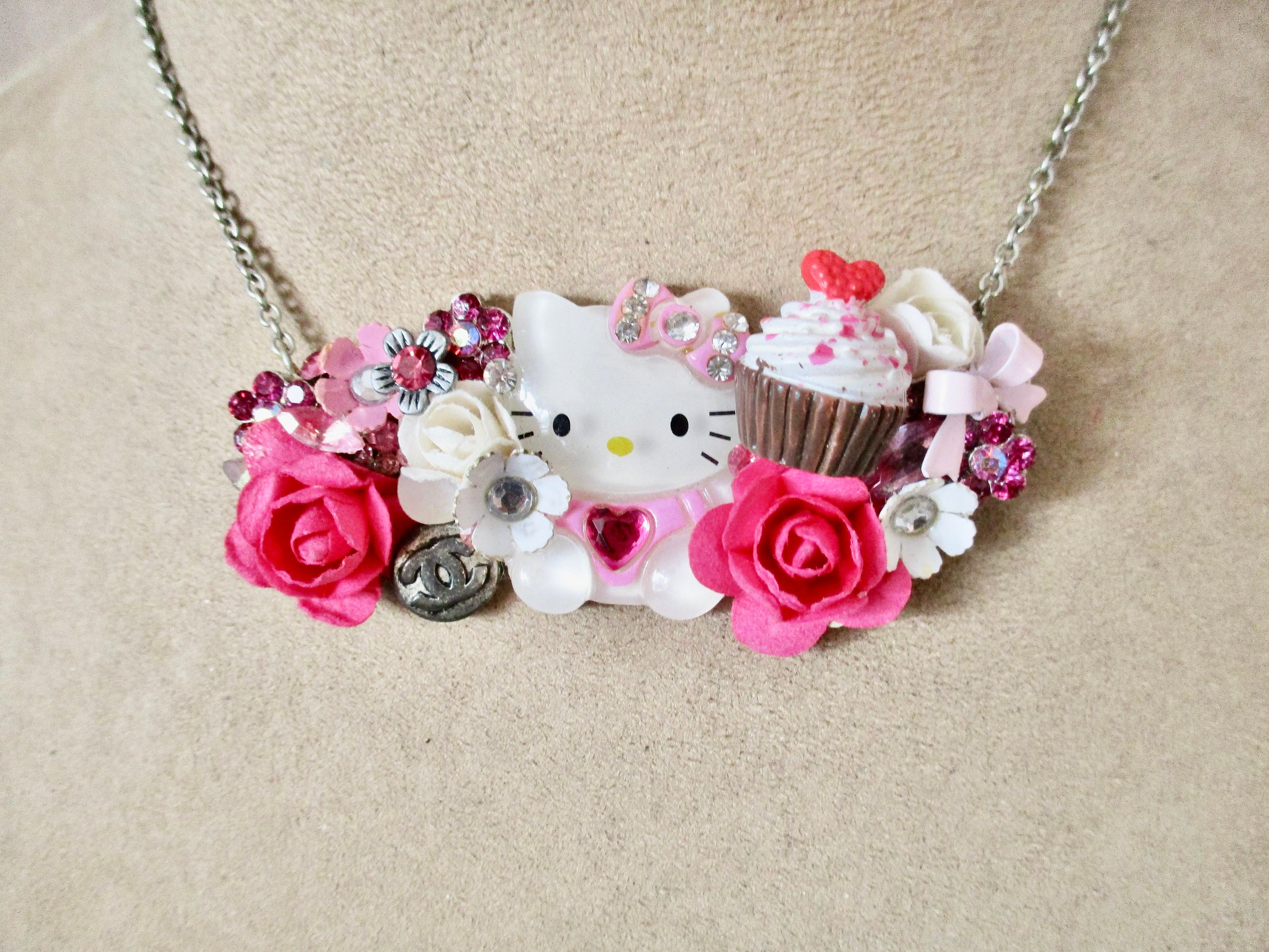 Hello Kitty Collier Rare vintage Floral Collage Cupcake Bows Twee Lolita  ADORABLE par AMI Bright Hot Pink et Blanc sur Argent -  France