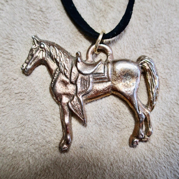 Vintage 50s Saddle Horse Pendant Necklace, Key Ring Light Gold Tone on Black Suede Thong Western Saddle Equestrian Horse Lover Hombres o Mujeres