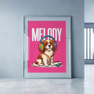 Puede incluir: Una impresión enmarcada con un perro de dibujos animados con auriculares. El perro es marrón, blanco y canela, con la palabra "MELODY" en letras blancas en un fondo rosa. Se ve un pequeño reproductor de música.