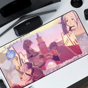 Może przedstawiać: Prostokątna podkładka pod mysz z motywem anime, przedstawiająca romantyczną scenę z postaciami w miejskim otoczeniu. Projekt zawiera wieżę zegarową, elementy kwiatowe i tekst. Paleta kolorów jest miękka, z różami, fioletami i błękitami.