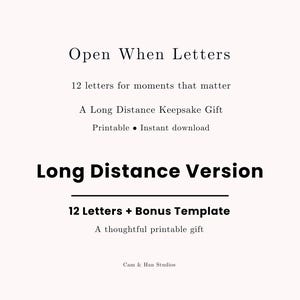 Può includere: Grafica color crema con testo nero che recita "Open When Letters" e "Long Distance Version". Il testo descrive un regalo stampabile con 12 lettere per momenti speciali, un modello bonus e un ricordo a distanza.