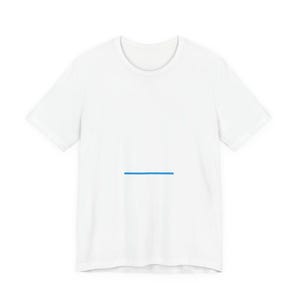 Puede incluir: Camiseta blanca con una línea horizontal azul en el centro. La camiseta tiene mangas cortas y cuello redondo. La tela parece ser un material suave y ligero.