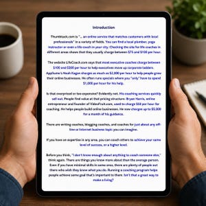Pu&ograve; includere: Uno schermo di tablet che mostra un testo introduttivo sui servizi di coaching online. Il testo discute di Thumbtack.com, LifeCoach.com e varie tariffe orarie per coach professionisti, incluse menzioni di Noah Kagan e Bryan Harris.