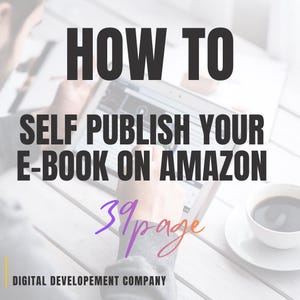 Op de afbeelding: Een digitale gids getiteld HOW TO SELF PUBLISH YOUR E-BOOK ON AMAZON, met een paginatelling van 39 in cursief schrift en de tekst DIGITAL DEVELOPEMENT COMPANY onderaan, weergegeven op een tablet vastgehouden door een persoon bij een koffiekop.
