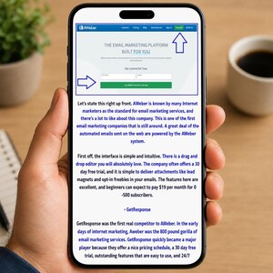 Pu&ograve; includere: Uno schermo di smartphone che mostra il sito web della piattaforma di email marketing AWeber con un'intestazione blu, uno sfondo bianco e un pulsante verde. Lo schermo mostra testo su AWeber e GetResponse con dettagli sui servizi.