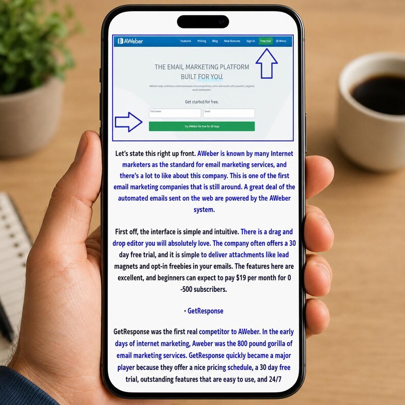 Pu&ograve; includere: Uno schermo di smartphone che mostra il sito web della piattaforma di email marketing AWeber con un'intestazione blu, uno sfondo bianco e un pulsante verde. Lo schermo mostra testo su AWeber e GetResponse con dettagli sui servizi.
