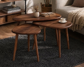 Satz von 3 verschachtelten Couchtisch aus Holz - Moderne Tische aus der Mitte des Jahrhunderts, Wohnzimmermöbel aus Walnussholz, Skandinavisches rustikales Dekor