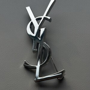 Broche Vintage Yves Saint Laurent Métal Argenté - Authentique, Occasion, Pièce Collector