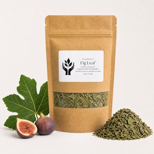 Op de afbeelding: Een bruine kraftpapieren zak met gedroogde, gesneden vijgenbladeren, gelabeld Present Body Co. Fig Leaf, Single Botanical Tea Ingredient, Net Wt 1 oz (28g). Een hoopje losse gedroogde bladeren ligt naast een groen vijgenblad en een doorgesneden vijg.