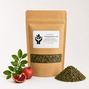 Könnte beinhalten: Ein brauner Kraftpapierbeutel mit getrockneten Granatapfelblättern, beschriftet mit Present Body Co. Pomegranate Leaf, Dried Cut Fruit Leaves, Single Botanical Tea Ingredient, Net Wt 1 oz (28g), mit einem Sichtfenster auf die grünen Blätter.