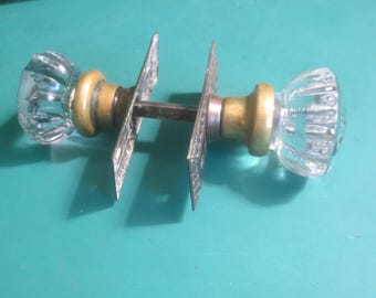 Juego de pomo de puerta victoriano de cristal acanalado de la época de la Depresión con placas originales