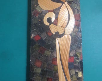 Placa decorativa vintage polaca hecha a mano con incrustaciones de madera y figura de la Virgen y el Niño.