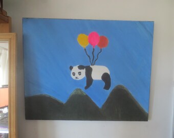La imagen más feliz del mundo: un panda sonriente transportado por globos que flotan sobre las montañas.