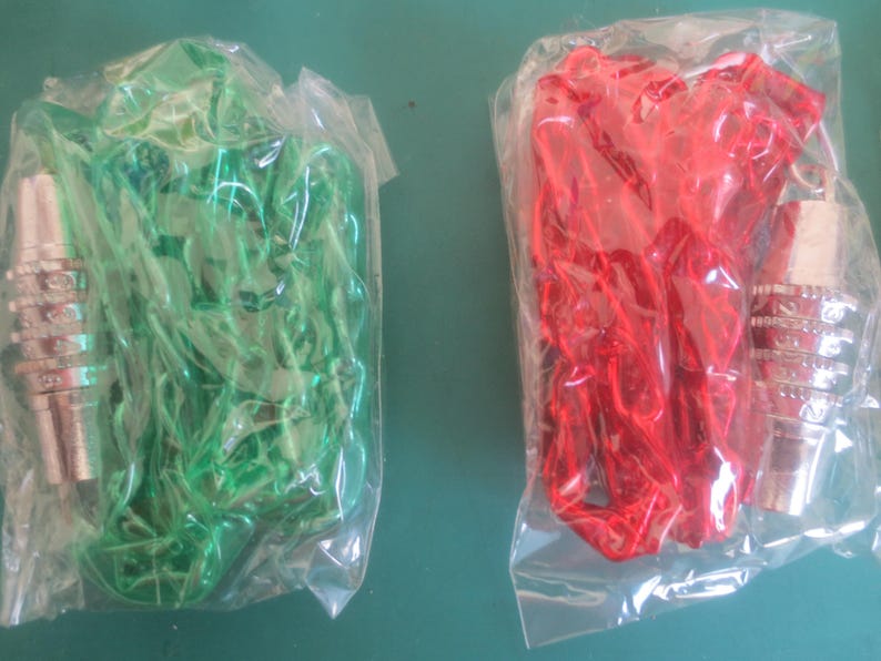 Puede incluir: Dos juegos de art&iacute;culos decorativos, cada uno en una bolsa de pl&aacute;stico transparente. Un juego es verde, el otro es rojo. Cada juego incluye un tap&oacute;n de botella de color plateado. El juego verde tiene un elemento decorativo, mientras que el rojo tiene una cinta.