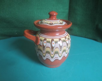 Jarra de cerámica tradicional búlgara pintada a mano con tapa, fabricada en Egipto en 2002.