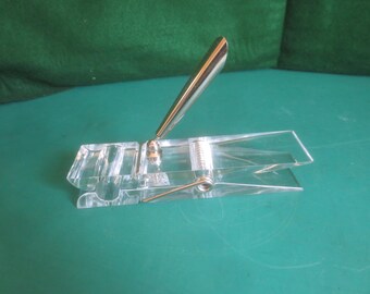 Divertido soporte para bolígrafo, pinza para notas y pisapapeles de acrílico Lucite de estilo retro clásico.