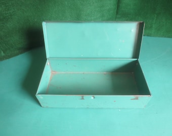 Rara caja de metal verde rústica y primitiva estilo granja para guardar dinero.