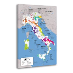 Puede incluir: Impresión en lienzo del mapa de vinos de Italia, que muestra las regiones con áreas codificadas por colores. El mapa incluye etiquetas de texto para cada región, con una leyenda en la parte inferior. El fondo es azul claro, con un borde blanco.