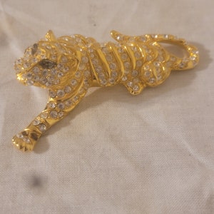 Vintage Estate unsigned Trifari Goldtone Rhinstone Tiger Shoulder Brooch p52