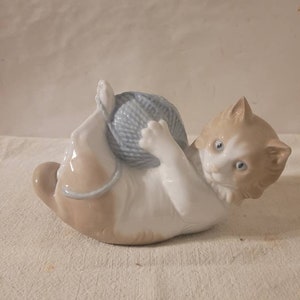 Vintage NAO by Lladro Figurine #259 &quot;Cat Playing With Yarn Ball&quot; 1992 Darling! T25