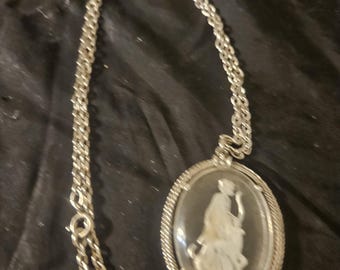 AVON Goddess Diana Oval Glass Intaglio Cameo Frosted Pendant Necklace 1973 p43